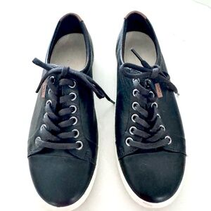 Ecco women’s black leather sneaker size 6